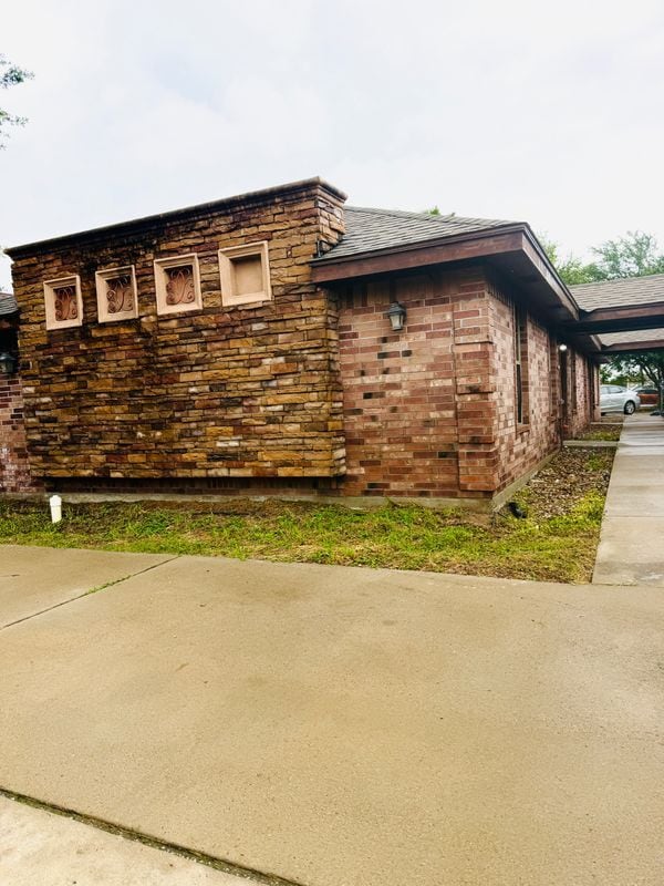 Building Photo - 909 E Daffodil Ave