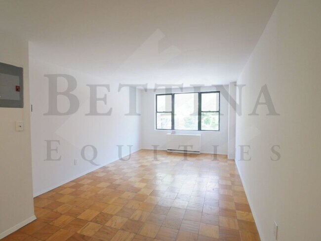 Building Photo - 321 E 9th St