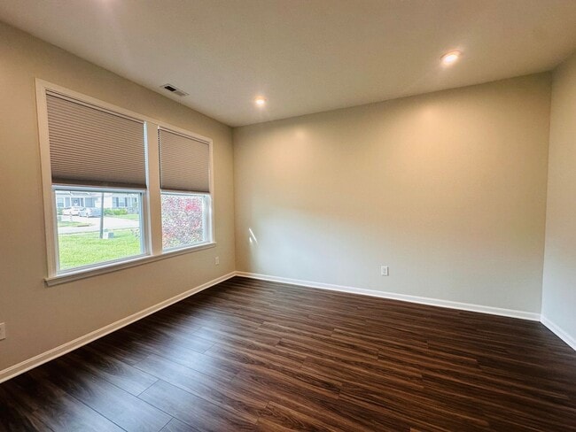 Building Photo - Contemporary Comfort Meets Convenience in Mt. Washington