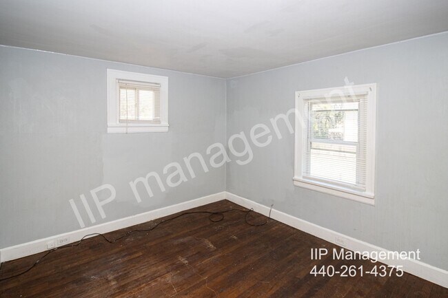 Building Photo - Bright 2BD Down of Multi-Family- Cleveland...