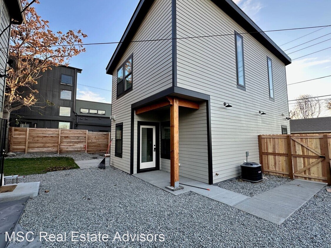 Foto principal - 4 br, 3 bath House - 2143 S. Acoma St Unit B
