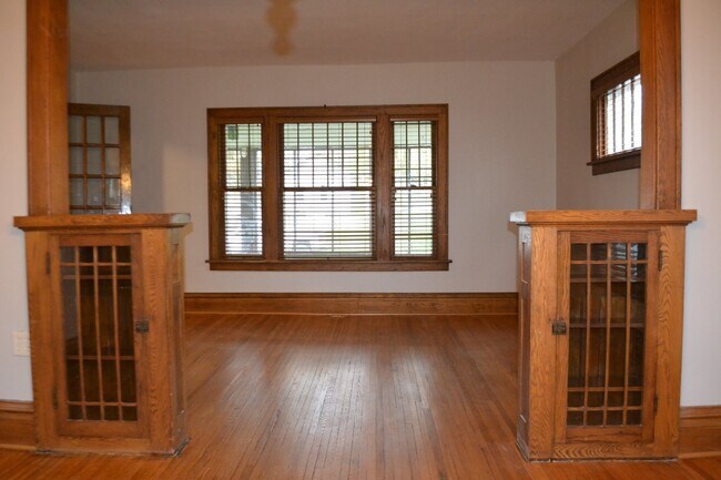Building Photo - Historic Downtown Single Family Home for R...