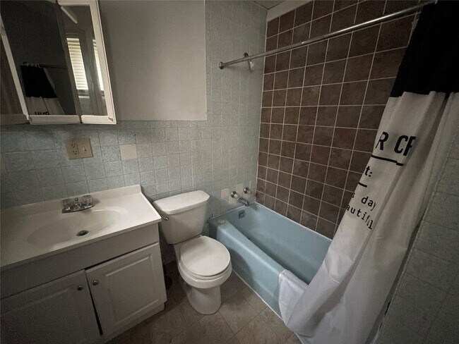 Foto del edificio - 330 E 3rd St