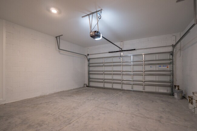 Building Photo - 2047 Punch Bowl Ave