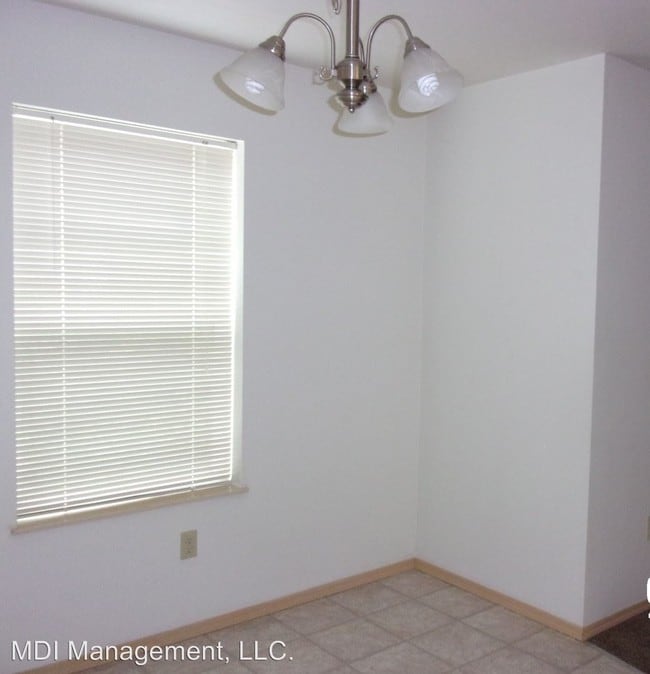Building Photo - 300 Sand Ridge Ct