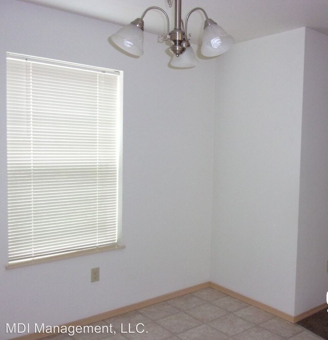 Foto del edificio - 300 Sand Ridge Ct