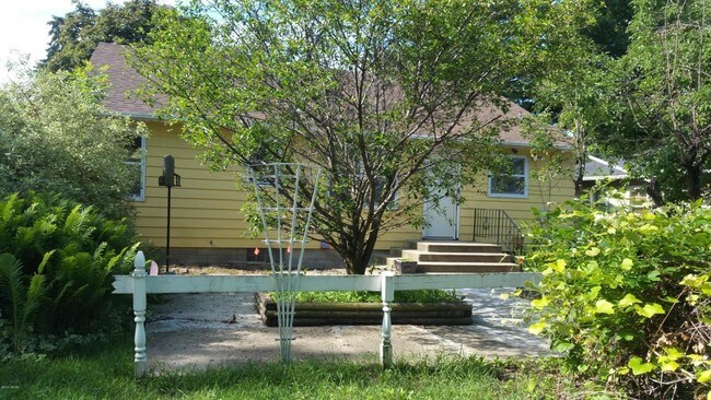 Building Photo - 705 Willow St