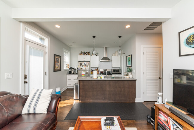 Foto del edificio - 856 N Hermitage Ave