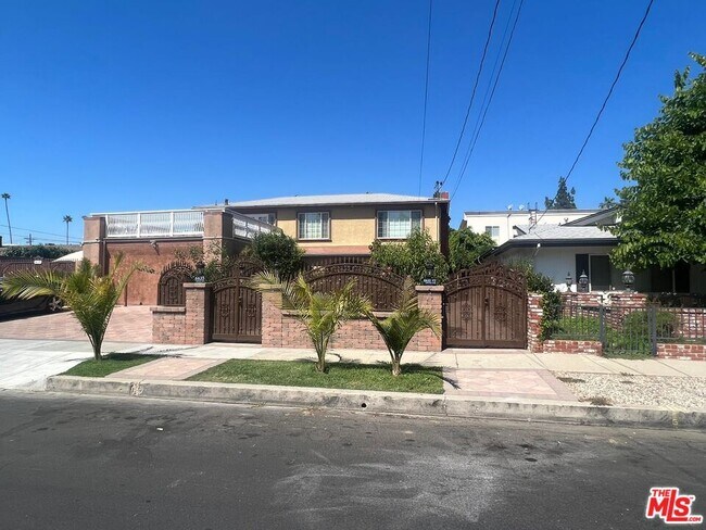 Foto del edificio - 6635 Lennox Ave