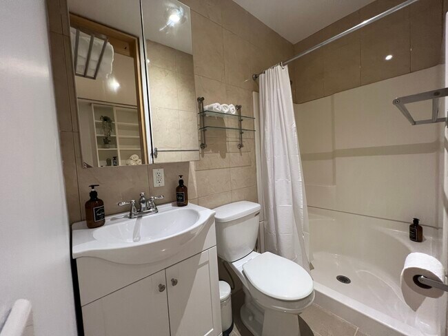 Foto del edificio - 6315 Forest Ave