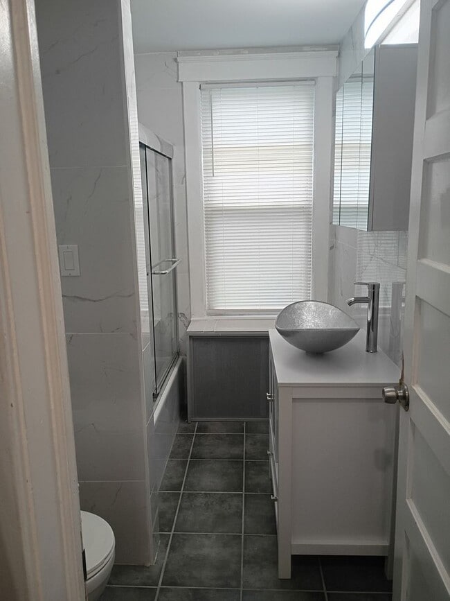 Building Photo - Charming 3BR House in Greenwich