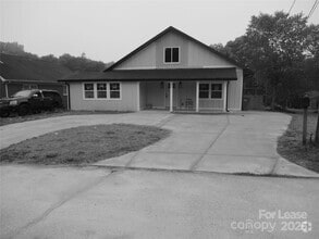 Building Photo - 723 S Cedar St