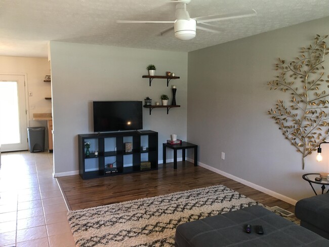 Building Photo - 727 Pointview Dr