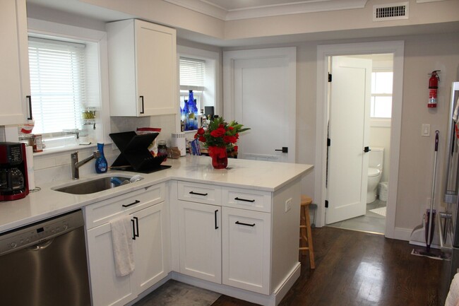 Foto del edificio - HOT ALLSTON LISTING!!!!