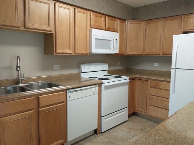 Building Photo - 518 Del Lago Dr