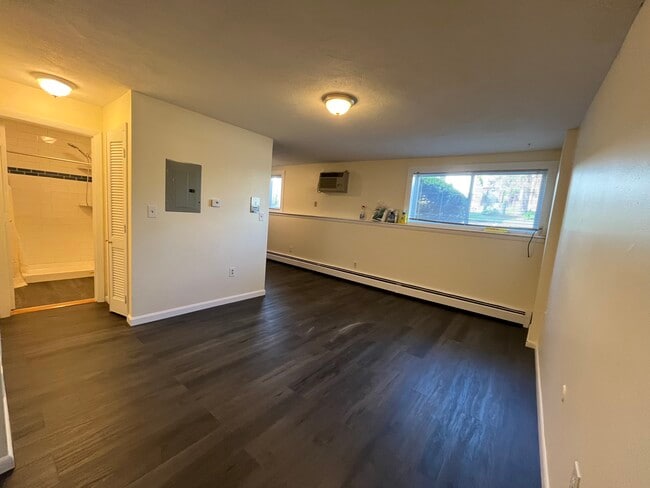 Building Photo - 180 River St