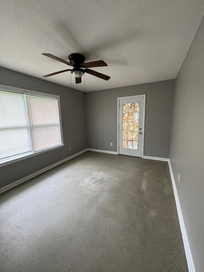 Building Photo - CREEKWOOD