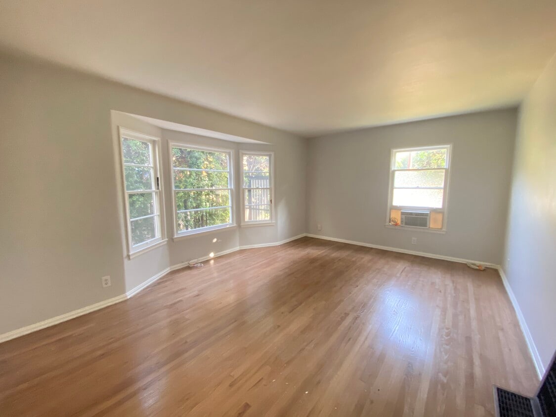 Primary Photo - 2475 N Beachwood Dr