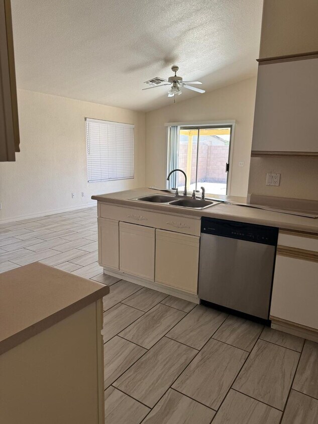 Foto del edificio - 8563 W Mission Ln