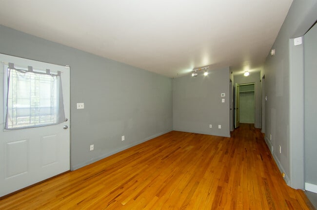 Building Photo - 513 E 9th St