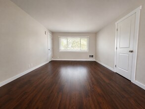Building Photo - 310-316 S Manzanita Ct
