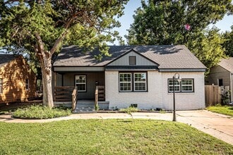 Building Photo - 1714 NW Oak Ave