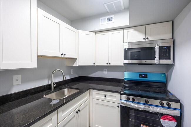 Foto del edificio - Amazing 3 BR/1 BA Apartment in Anacostia with 1 month free rent and 1 year of free parking!