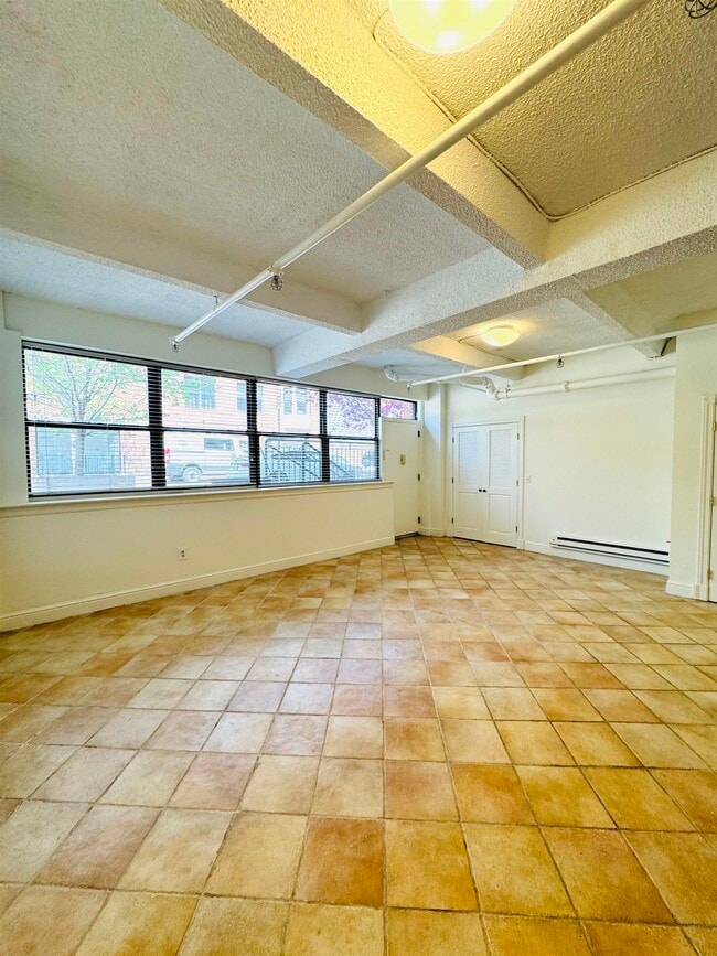 Foto del edificio - 300 Communipaw Ave