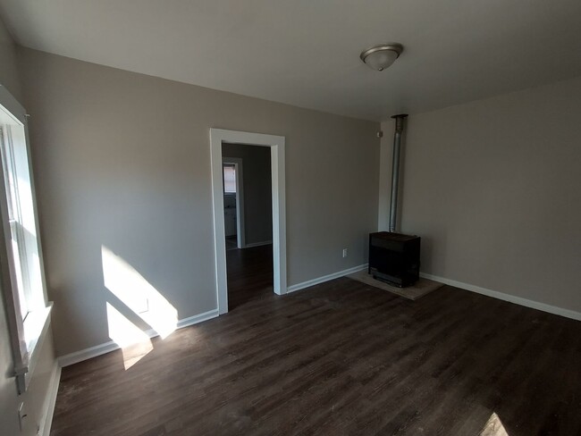 Building Photo - $550- 1 bed 1 bath - Duplex located in the...