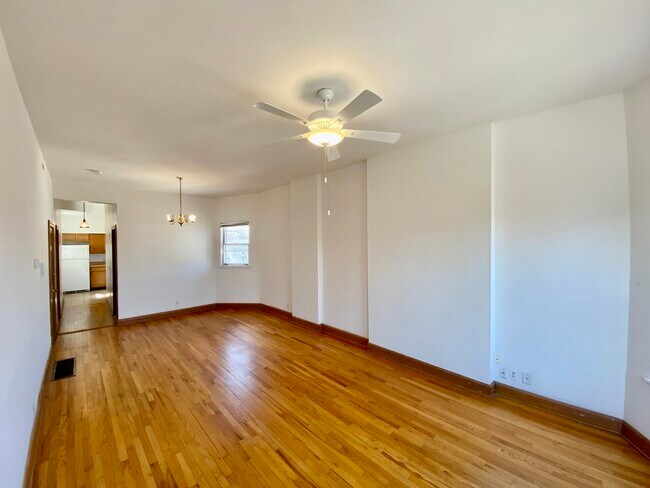 Building Photo - 3034 N Racine Ave