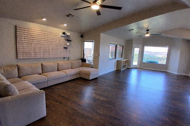 Foto del edificio - Pool, pickleball, views plus 3 bed 2 bath home.