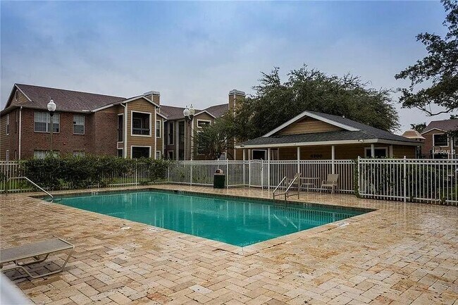 Foto del edificio - 5600 Devonbriar Way
