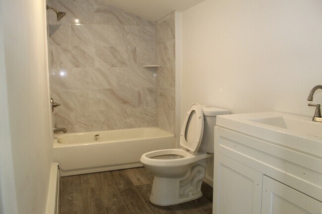 Foto del edificio - 647 New Park Ave