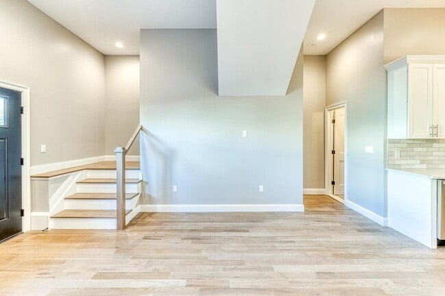 Building Photo - 79 Roslyn Rd