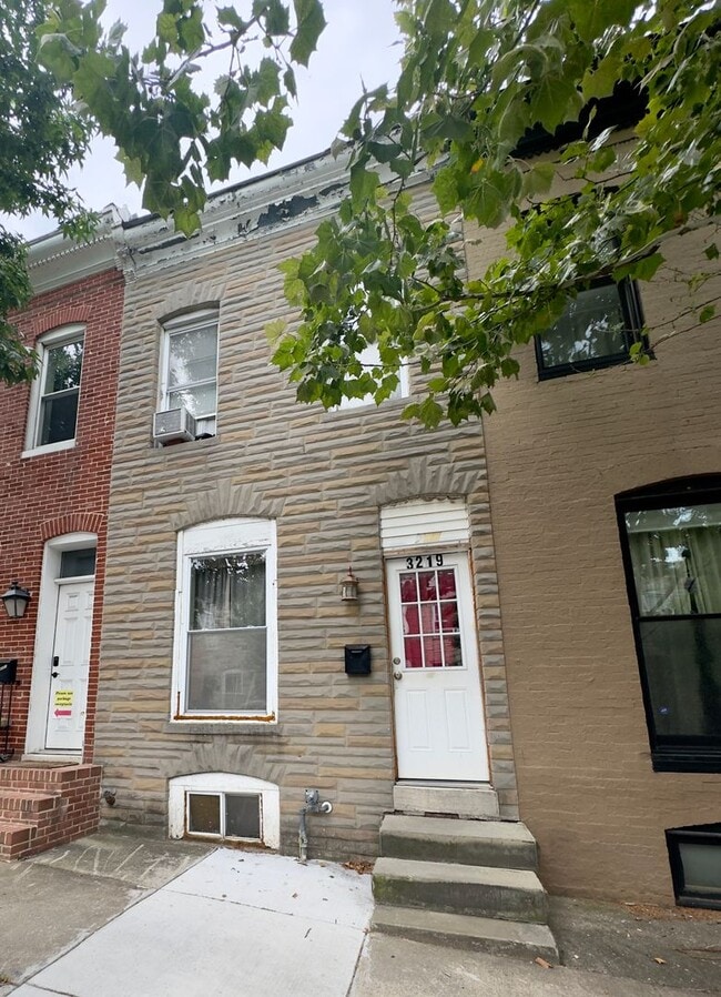 Building Photo - 3219 Leverton Ave
