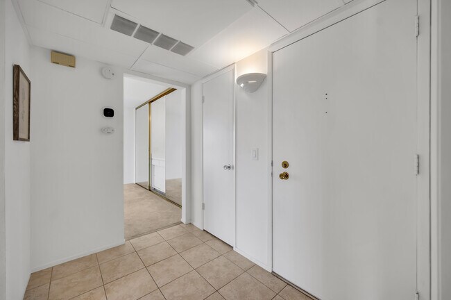 Foto del edificio - 460 N Civic Dr