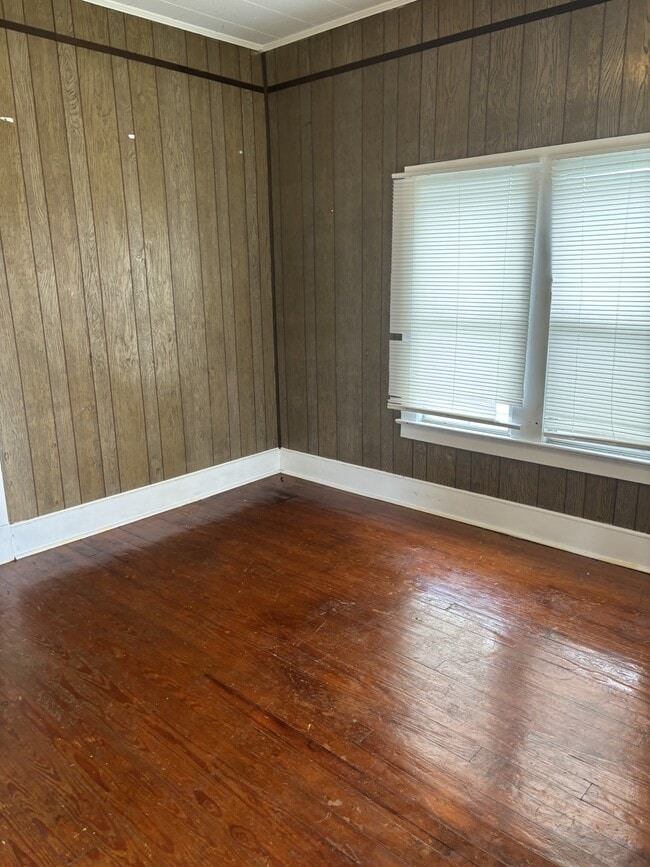 Building Photo - 208 Surrey St