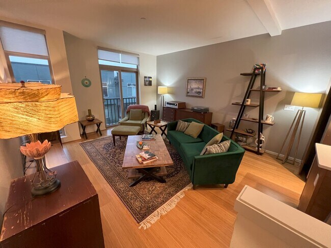 Building Photo - 2 Bedroom 2 Bath Tacoma Townhome