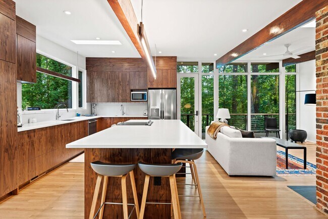 Foto del edificio - Gorgeous Duke Forest Five Bedroom Home On ...