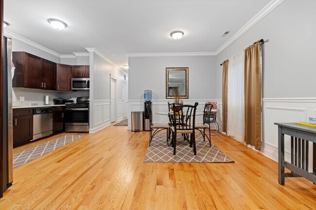 Building Photo - 742 N Avers Ave