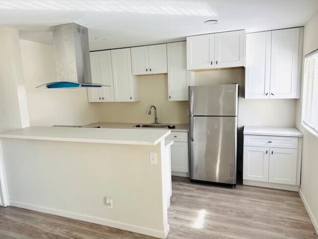 Building Photo - Bahama Palms, recientemente renovado: $1,850, 650 pies cuadrados — ¡Encantador refugio de 1 dormi...