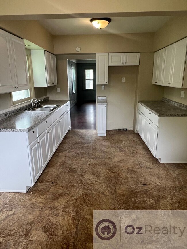 Building Photo - Charming Two- Bedroom House in the West To...