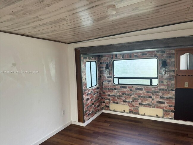 Building Photo - 450 SW 22nd Ave