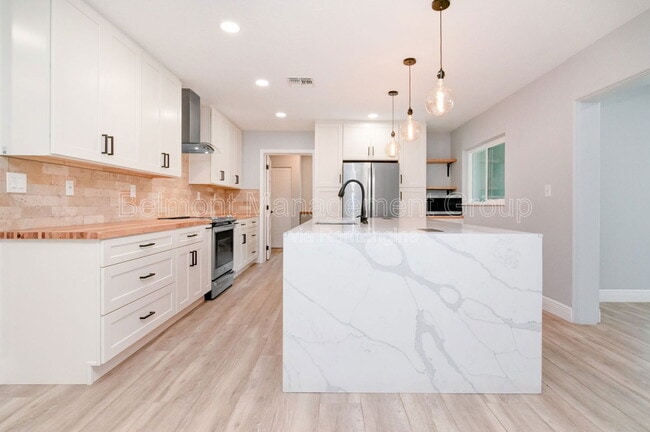 Building Photo - 2031 Temple Dr