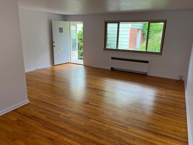 Large Living / Dining - 901 N Forest St
