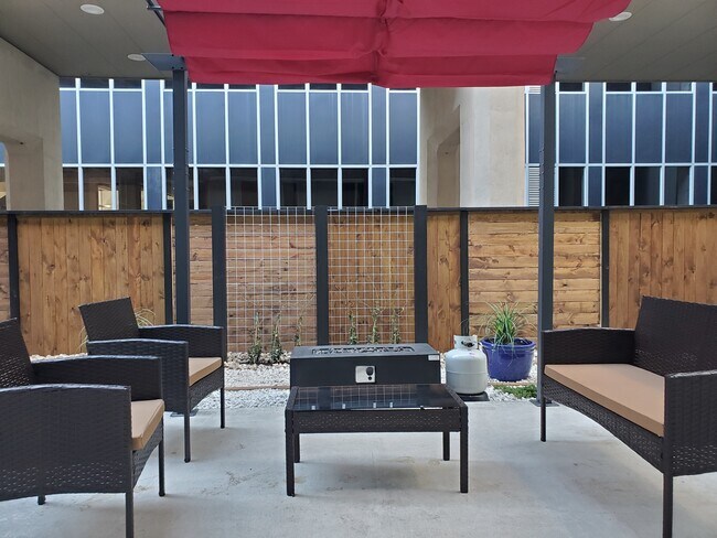 Building Photo - 817 N Carancahua St