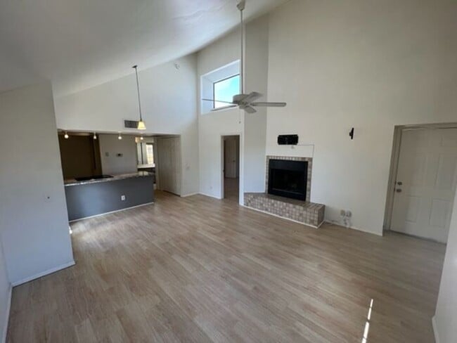 Foto del edificio - One Bedroom Condo on River!!