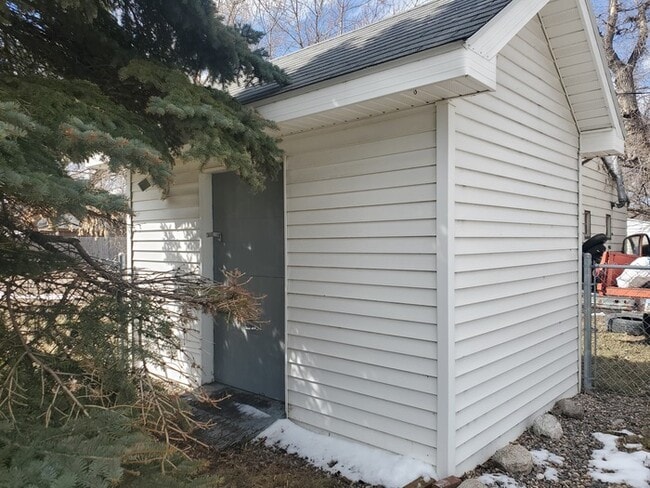 Building Photo - 301 Leonard Ave