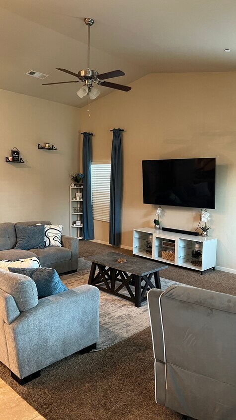 Foto principal - 2615 E Kern Ave