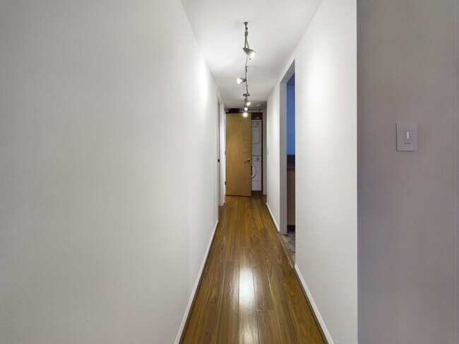 Foto del edificio - Bright 1 bed 1 bath, private patio, FREE covered garage parking, free water and gas, gated commun...